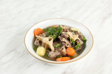 Sop Buntut, Patates ve Havuçlu Endonezya Öküz Kuyruğu Çorbası, Beyaz Mermer Masa 'nın Üzerinde Servis