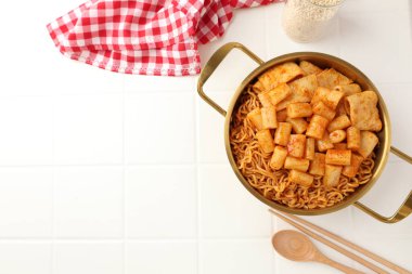 Rabokki veya Rapokki, Ramyeon Toppoki Kore Pirinçli Anında Erişteler ve Pirinçli Kek ve Balık Keki Eomuk, Kore Gıda Tarzı Üst Görünümü Metinler için Kopya Alanı 