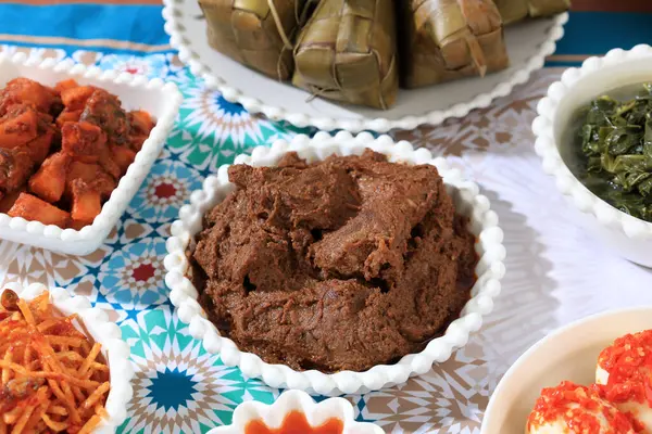 Rendang 'ı kapatın, Endonezya' dan Minangnese Bees Stew. Hindistan cevizi sütü, baharat ve bitkilerle pişirilmiş biftek.