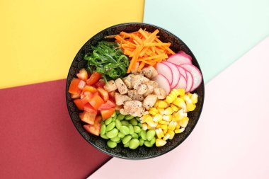 Tavuk, Domates, Mısır, Havuç, Kırmızı Domates, Chuka Wakame, Kızıl Raddish ve Edamame ile Poke Bowl