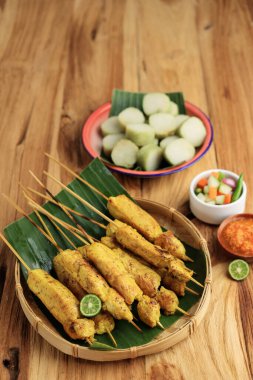 Sate Ayam Bumbu Kuning veya zerdeçal Baharatlı Tavuk Satay, Lontong ve Kerupuk ile servis edilen Endonezya Popüler Sokak Yemekleri