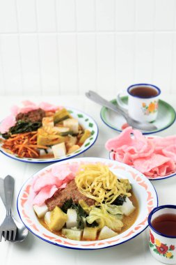 Pical ya da Katupek Pical, Beyaz Masa 'da Lontong Sayur Padang ile. Kahvaltı için geleneksel Padang Salatası. Kerupuk Merah ya da Red Crackers ile servis yap 