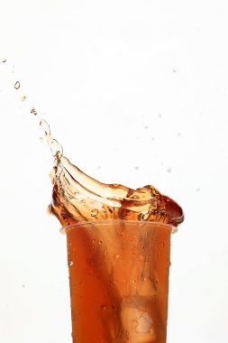 Beyaz Arkaplanda İzole Edilmiş Plastik Kupada Düşük Açı Buz Çayı.