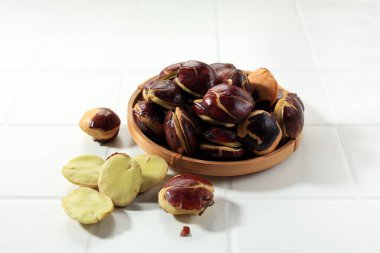 Taze Çiğ Jengkol veya Dogfruit Kokuşmuş Fasulye. Güneydoğu Asya 'da popülerdir. Bilinen Jering ya da Jenkol, Beyaz Masa 'da 