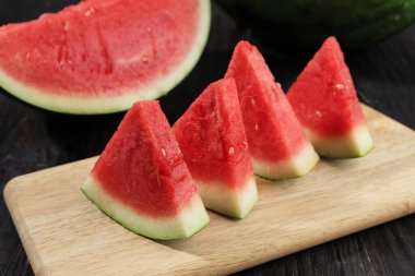 Tahta kesim tahtasındaki karpuz dilimleri Semangka