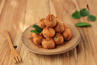 Cimol Bojot Aa, Bandung, Batı Cava 'dan Viral Street Food. Cimol, Çiğnemeli Toplar, Biberli Toplar ve Kuru Kireç Yaprakları.