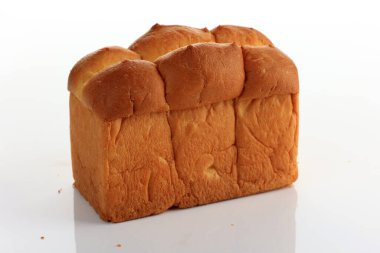Taze pişmiş Japon Yumuşak ve Yumuşak Ekmek, Hokaido Süt Ekmeği kadar popüler. Beyaz Arkaplanda Ev Yapımı Japon Brioche İzole Edildi 