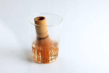 Matcha Chasen 'ı ılık suyla ıslatarak Bambu' yu yumuşatarak kusursuz köpüklü yeşil çay yapıyor. 