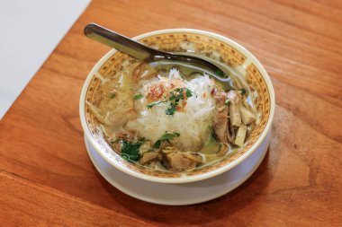 Yakın çekim Soto Ayam Kampung, Soto Segar Bening Boyolali Endonezya Çorbası Orta Java 'dan pirinç erişteli 