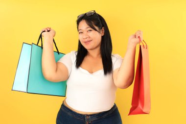 Büyük boy Asyalı Kadın Kâğıt Torbası, Kara Cuma Tanggal Kembar Büyük Satış Konsepti. Sarı Arkaplanda İzole Edildi 