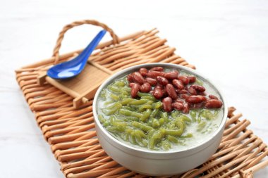 Ais Kacang Merah, Cendol ile Red Bean, Popüler Malezya Tatlısı. Beyaz Masa Üzerinde 