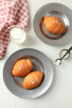 Top View Tuzlu Ekmek ya da Shio Pan, Japon Deniz Tuzlu Ekmek Ekmeği ve Kristal Tuz Toplama, Süt ile servis edilir.