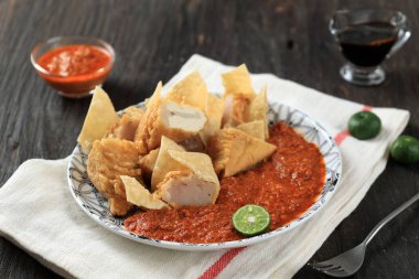 Batagor veya baso Tahu Goreng. Endonezya Geleneksel Sokak Yemekleri Tapioca unu, Tofu ve Dumpling Wrapper ile balıktan yapılan kızarmış hamur tatlısı. Baharatlı yerfıstığı sosu, tatlı soya sosu ve limonla servis edilir. 