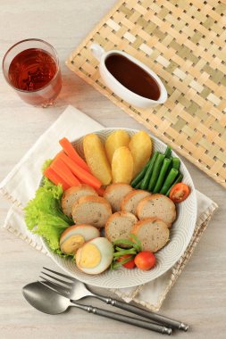 Top View Selat Solo Galantine, köfteli Java bifteği ve haşlanmış sebze.