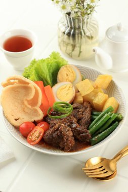 Selat Solo Salat karışımı, Java bifteği olarak bilinir. Yumurta, patates ve havuçlu tatlı soya soslu haşlanmış biftek..