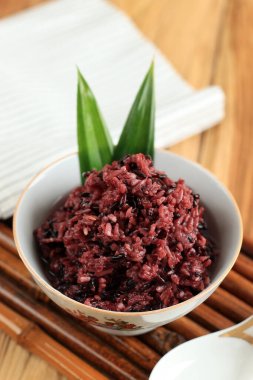 Fermente edilmiş Kara Kalın Pirinç veya Bant Ketan Hitam. Geleneksel Gıda Tatlı Tatlısı Kurban Bayramı 'nda servis edilir. 