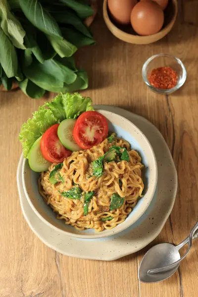 Top View Indomie Bangladesh, Mie Goreng baharatlı sos, sebze ve Medan ve Aceh, Endonezya 'dan Gizli Chili Popüler 