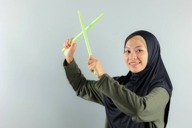 Asyalı Hijabi Kadın Yeşil Rip Çubuğunu Pound Fit İçin Tutuyor, Spor Konsepti. Metin için Boşluğu Kopyala 