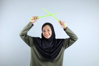 Asyalı Hijabi Kadın PoundFit Spor Konsepti için Yeşil Rip Çubuğu Tutuyor. Metin için Boşluğu Kopyala 