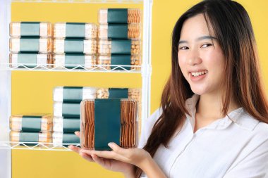 Lebaran 'lı Kadın Kurabiye Satıcısı, Bayram Tatili Engelleyicileri ve Paketi İçin Ürünlerini, İş Sahiplerini Gösteriyor