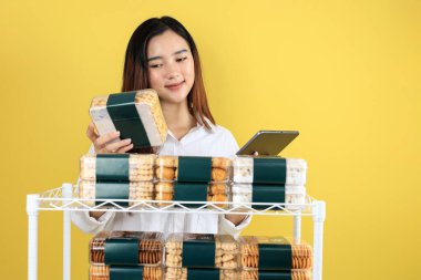Kurban Bayramı 'nda Asyalı Kadın Fırın Sahibi Tablet Kullanıyor 