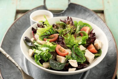 Sağlıklı salata kasesi, farklı marul, kırmızı ıspanak, küp haşlanmış tavuk, domates, kremalı sos.. 