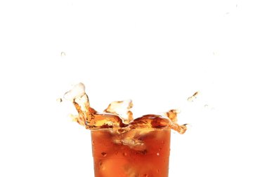 Plastik bardağa buzlu çay serpintisi. Beyaz arka planda izole edilmiş. Metin için Boşluğu Kopyala