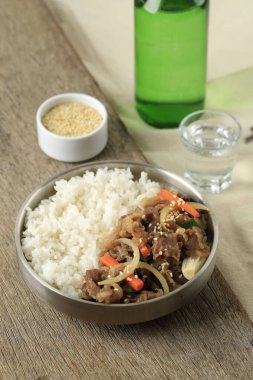 Pirinç Biftekli Bulgogi gümüş tabak, Kore usulü yemek. Soju ile servis edildi.