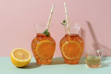 İki şişe limon çayı ya da Eh Teh Lemon, ferahlatıcı yaz içeceği. 