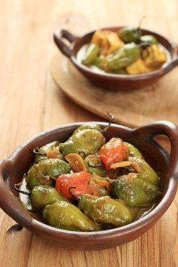 Tumis Cabe Gendot ya da köri soslu kızarmış Capsicum ergenleri. Batı Cava 'dan geleneksel Endonezya mutfağı. Genelde bayram kutlamalarında servis edilir.