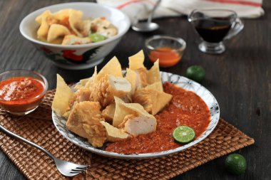 Batagor Bumbu Kacang ve Baso Tahu Goreng Kuah, Tipik Bandung sokak yemekleri. Baharatlı Fıstık Sosu ya da Biftek Stoku ile servis edilen Balık Köftesi 