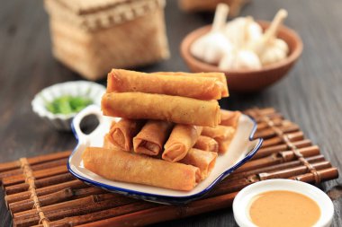 Ramazan ayı için Kızarmış Endonezya Vermicelli Cam Erişte veya Karoket Risol Bihun