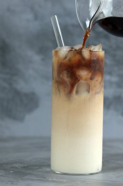 Buzlu sütün üzerine espresso dök. 