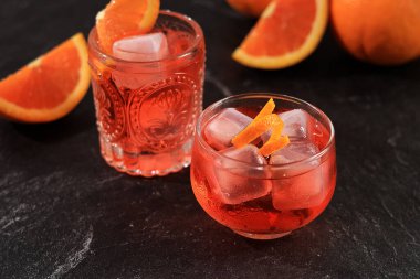 Küçük Camda Mezcal Negroni Kokteyli, Dumanlı İtalyan Aperitivo.