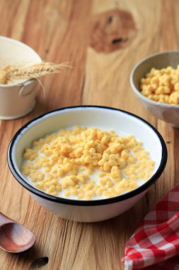 Kahvaltı için Taze Süt ile Star Shaped Bal Yıldızı. Tahta Masa 'da 