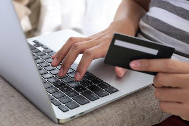 Kadın Elleri Kredi Kartı ve Laptop Kullanımı. Çevrimiçi Alışveriş Konsepti 