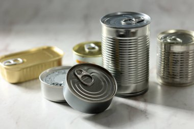Açık gri bir arka plan üzerinde gıda korur ile çeşitli kapalı konserve konserve. Konserve gıda konsepti. Yiyecek bağışları. Kopyalama alanı.