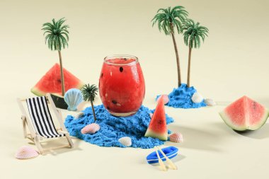 Taze yapılmış kırmızı karpuz suyu sahilde, Taze yaz içeceği konsepti