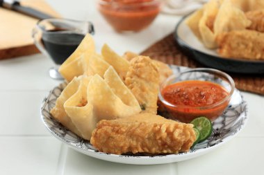 Batagor ve Siomay Bandung, Baso Tahu Goreng, kızarmış Tofu Doldurulmuş Tapioca Balık Dumpling, Fıstık soslu Serevd, Tatlı Soya Sosu ve Limonata 