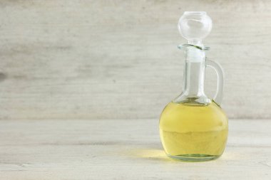 Beyaz Tahta Masa 'da bir şişe zeytinyağı, Metin için Boşluğu Kopyala 