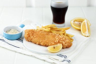 Balık ve Patates kızartması: Avustralya ve İngiltere 'de popüler bir paket yemek olan Kızarmış Patates cipsi ile servis edilen çıtır Balık..