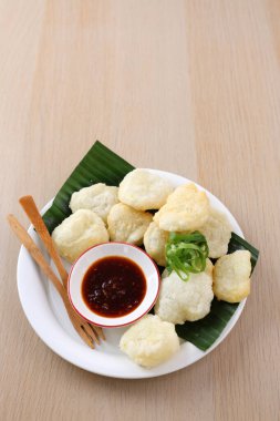 Rujak Sirki ya da Cireng Bumbu Rujak. Batı Cava 'dan atıştırmalık, Tapioca undan, sudan ve Choppes Green Onion' dan yapılmış.. 