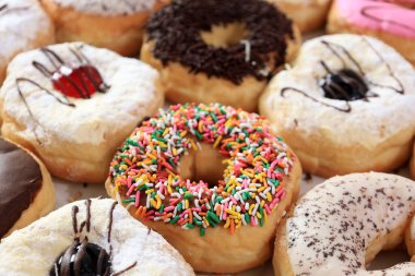 Diğer Varian Donutları arasında Renkli Gökkuşağı Serpiştirilmiş Donutu Kapat