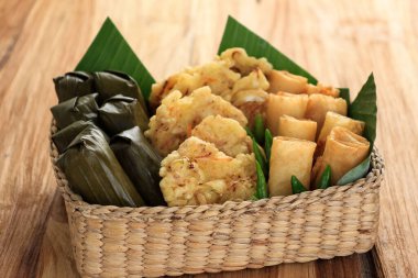 Tahta Masa 'da Takjil Breaking the Fast için çeşitli Gorengan ve Lontong. Popüler Geleneksel Endonezya Böreği