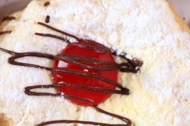 Pudra şekerli Donut, Çilek Reçeli ve Çikolata Sosu Yağmurlu