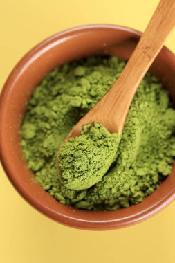 Pudralı kibrit çayıyla bovling, Sarı Arkaplanda Top View 