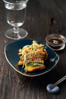 Buchujeon, Kore Chives Pancake 'i Seramik Tabakta