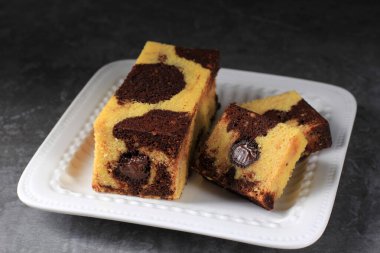 Beyaz Tabakta Mermer Kek Meydanı 