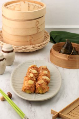 Mentai soslu Siomay Dimsum Hamur köftesi. Beyaz tabakta tepeleme.