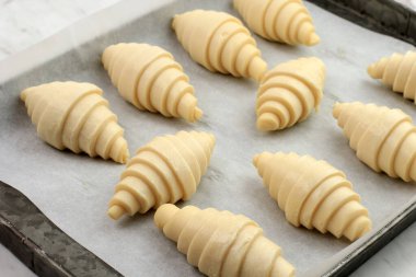 Pastanedeki Sahne Arkasında, Beyaz Fırın Kağıdında Kruvasan Pişirmeye Hazır